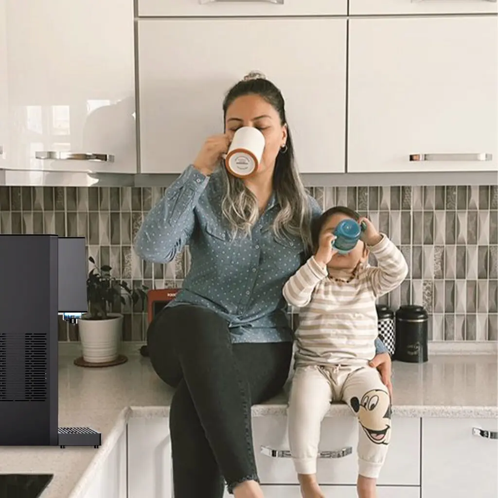 Mère et filles buvant de l'eau pure xwater